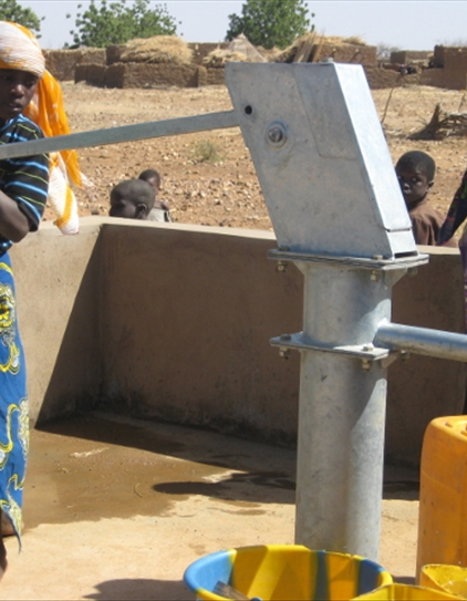 Construction de forages équipés de pompes à motricité humaine (PMH) à divers sites comme Boumazalé, Zoubara, Kissi, et Mbal.
