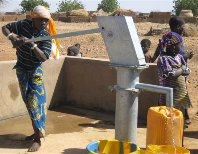 Construction de forages équipés de pompes à motricité humaine (PMH) à divers sites comme Boumazalé, Zoubara, Kissi, et Mbal.